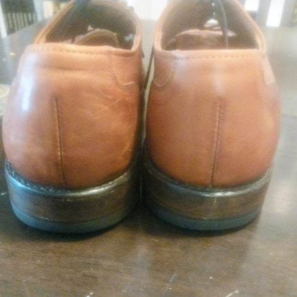 Allen Edmonds Tan Leather Oxfords with Textured Design